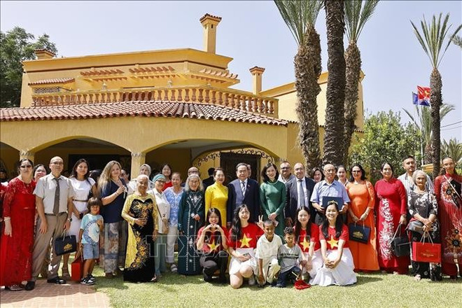Le président de l’Assemblée nationale Trân Thanh Mân et son épouse posent pour une photo souvenir avec les cadres, employés de l’ambassade et des représentants de la communauté vietnamienne au Maroc. Photo : VNA man-2.jpg