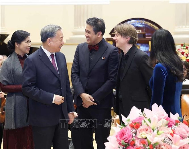 Le secrétaire général To Lam et son épouse rencontrent des artistes. Photo : VNA hoa-nhac.jpg