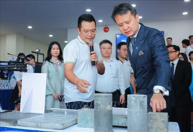 e directeur général de l'OMPI, Daren Tang, visite les stands présentant les initiatives et réalisations scientifiques. Photo : VNA shtt2.jpg