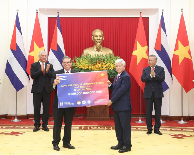 La remise du don (première phase) de 385 milliards de dongs du Parti, de l'État et du peuple vietnamiens au peuple cubain. Photo : VNA ky-2.jpg