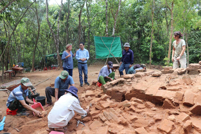 Des responsables locaux et des experts indiens inspectent les travaux de restauration de tours. Photo : VNA my-son-2.jpg