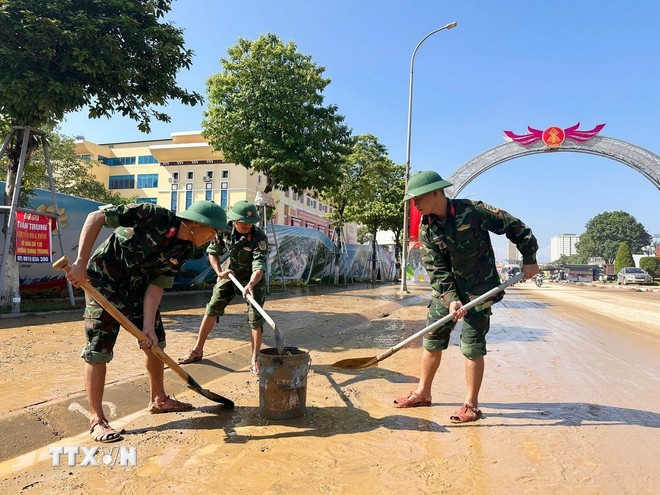 Des officiers et des soldats du commandement militaire provincial de Thai Nguyen aident à nettoyer les rues. Photo : VNA soldats.jpg