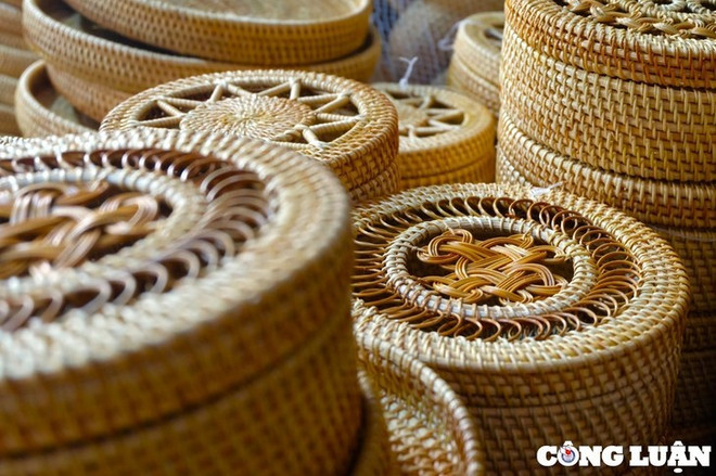 Les artisans de Phu Vinh fabriquent des objets en bambou et rotin réputés pour leur finesse. Photo: congluan.vn ccl-anh227-ilop.jpg