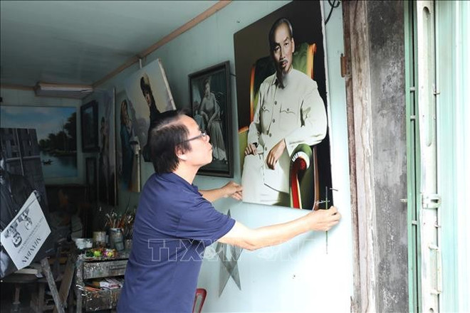 Un peinture du Président Hô Chi Minh en l'huile. Photo : VNA tran-binh-2.jpg