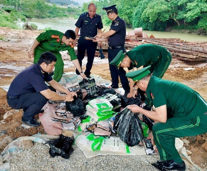 Des marchandises de contrebande sont découvertes par les autorités de la province de Ha Giang. Photo : VNA lau.jpg