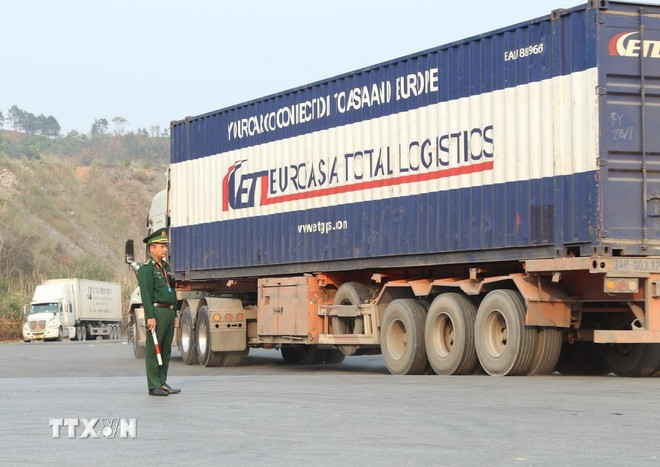 Les forces du poste-frontière international de Huu Nghi (Lang Son) contrôlent et régulent les véhicules. Photo : VNA cua-khau.jpg