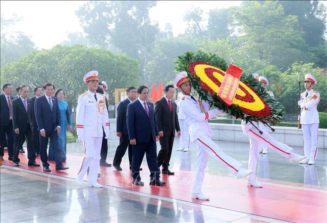 Les délégués rendent hommage au Président Hô Chi Minh en son mausolée. Photo : VNA pm-2.jpg