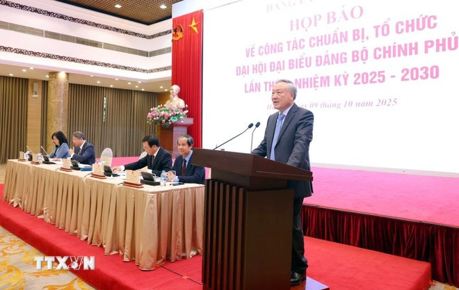 Lors dâune confĂ©rence de presse sur le CongrĂšs de lâorganisation du Parti du gouvernement, le vice-Premier ministre permanent Nguyen Hoa Binh a affirmĂ© que le gouvernement avait profondĂ©ment renouvelĂ© sa pensĂ©e et ses mĂ©thodes de gouvernance, avec courage et dĂ©termination, au service du peuple. Photo : VNA 3.jpg