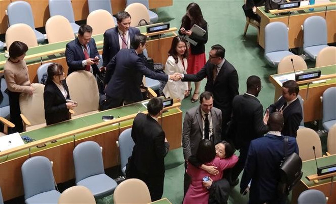 Des représentants de pays viennent féliciter le Vietnam. Photo : VNA nhan-quyen-2.jpg