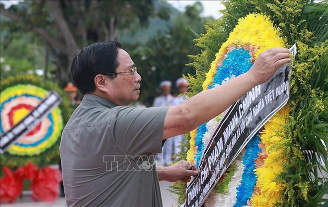 Le Premier ministre Pham Minh Chinh offre des fleurs aux soldats volontaires et des experts vietnamiens tombés au Cambodge. Photo : VNA 2.jpg