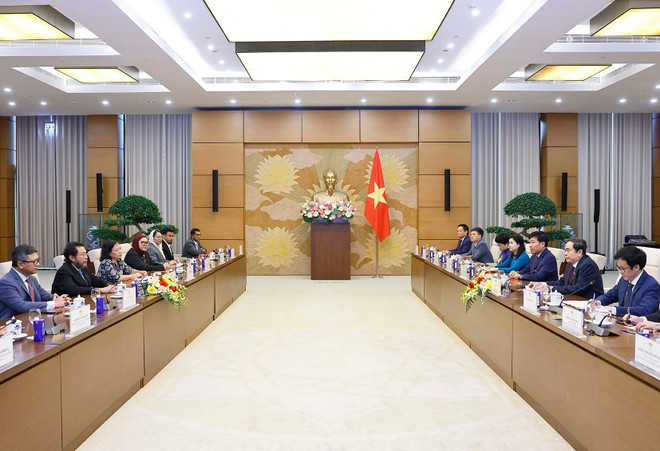 Le président de l’Assemblée nationale du Vietnam, Trân Thanh Mân (droite), rencontre à Hanoï le vice-président du Conseil des représentants régionaux d’Indonésie (chambre haute), Yorrys Raweyai. Photo : VNA man-2.jpg