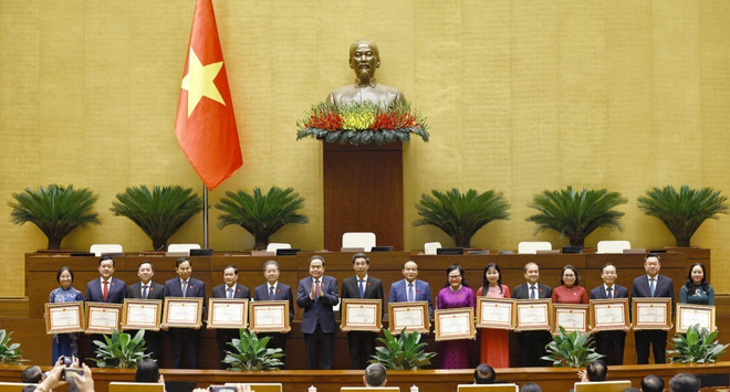 La cérémonie de remise des certificats de mérite aux chefs et chefs adjoints des délégations des députés des villes et provinces placées sous l’autorité centrale. Photo : VNA qh2.jpg