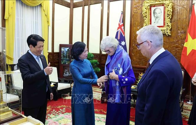 Mme Nguyen Thi Minh Nguyet, épouse du président Luong Cuong, offre des cadeaux à la gouverneure générale d'Australie, Sam Mostyn. Photo : VNA chieu-dai-2.jpg