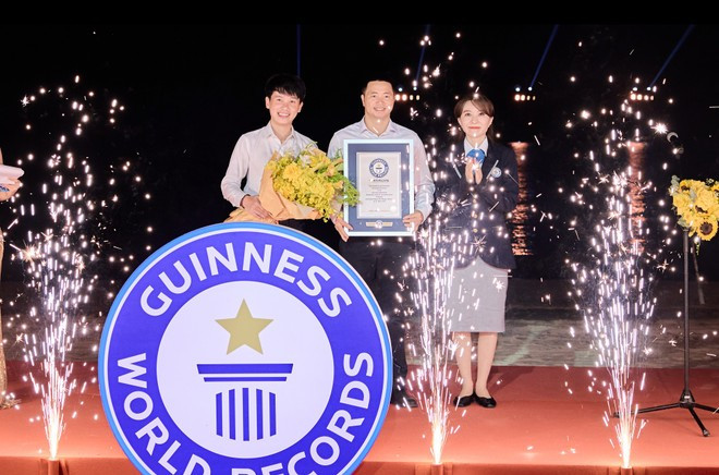 Le spectacle « Symphonie de l'île verte » est officiellement reconnu par deux records Guinness, un record sans précédent. 3.jpg