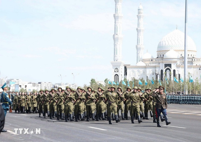 La parade militaire sur la place d'Indépendance à Astana au Kazakhstan. Photo : VNA duyet-binh.jpg