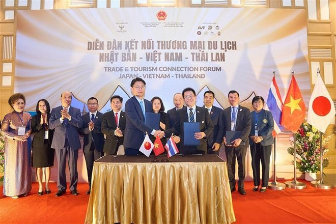 Les entreprises thaïlandaises et japonaises ont signé des accords de coopération. Photo : VNA ky-ket.jpg