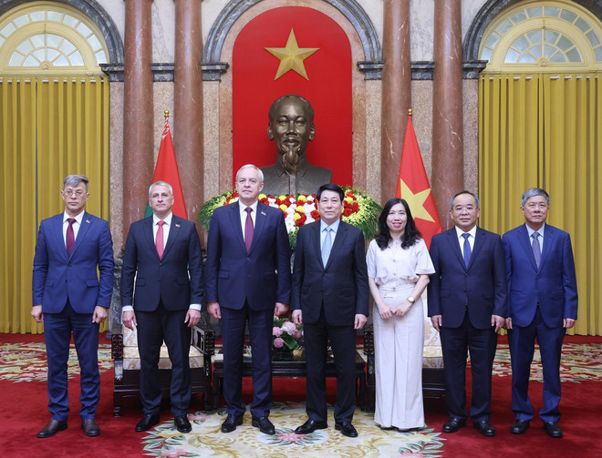 Le président Luong Cuong, le président de la Chambre des représentants de l'Assemblée nationale de Biélorussie, Igor Sergueïenko et des responsables vietnamiens et biélorusses. Photo : VNA bela-2.jpg