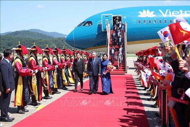 Le secrétaire général du Parti communiste du Vietnam, Tô Lâm, son épouse Ngô Phương Ly sont arrivés à la base aérienne de Seongnam à Séoul, entament une visite d’État en République de Corée. Photo : VNA arrivee-2.jpg