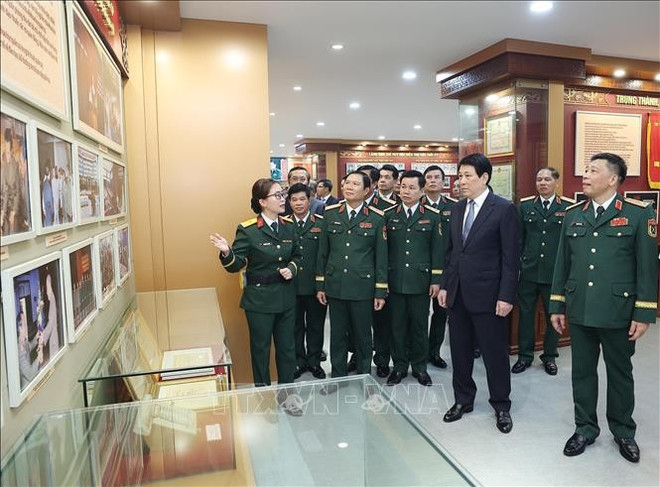 Le président Luong Cuong visite la salle traditionnelle de l'Académie nationale de défense. Photo : VNA 3.jpg