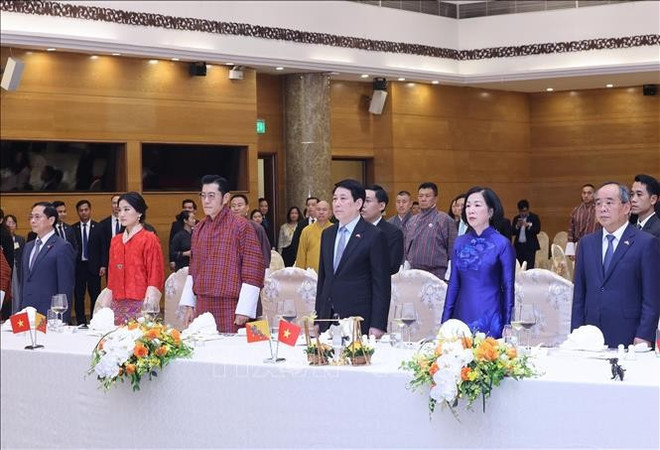 Le président de la République Luong Cuong et son épouse ont présidé mardi soir, le 19 août, au Centre des conférences internationales de Hanoï, un banquet d’État en l’honneur du roi du Bhoutan. Photo : VNA chieau-dai-2.jpg