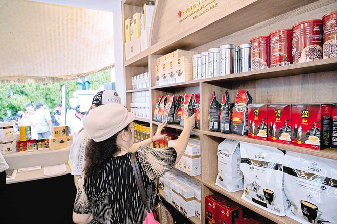 Les entreprises nationales diversifient leurs produits de café transformé pour accroître leur valeur et répondre à la demande intérieure et extérieure. Photo : baodautu.vn ca-phe-9259.jpg