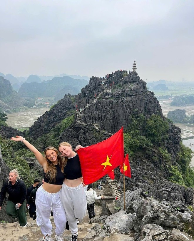 Des touristes étrangers à "Hang Mua". Photo : VNA du-lich-1.jpg