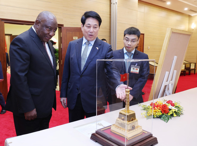 Le président Luong Cuong (centre) offre un cadeau au président sud-africain Matamela Cyril Ramaphosa. Photo : VNA chieu-dai-2.jpg
