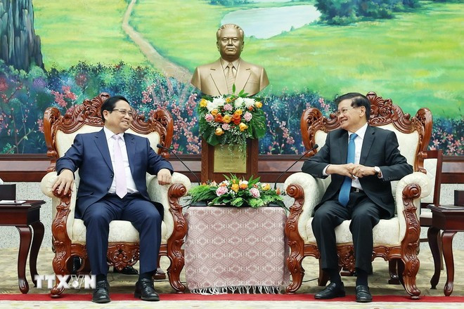 Le Premier ministre Pham Minh Chinh (gauche) et le secrétaire général du Comité central du Parti populaire révolutionnaire du Laos (PPRL) et président du Laos, Thongloun Sisoulith. Photo : VNA chinh-2.jpg