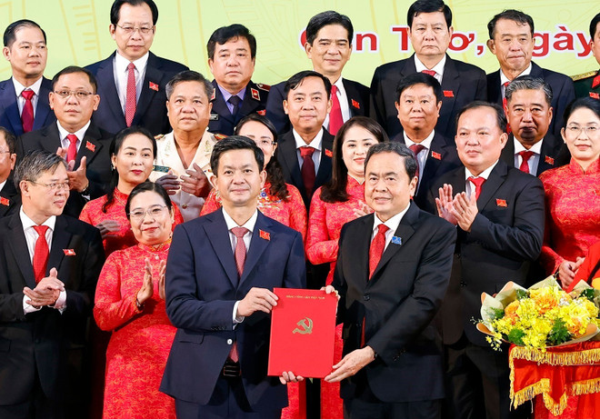 Le président de l'Assemblée nationale, Tran Thanh Man, remet la décision du Bureau politique de nommer Le Quang Tung secrétaire du Comité du Parti de la ville de Can Tho pour la période 2025-2030. Photo : VNA man-2.jpg