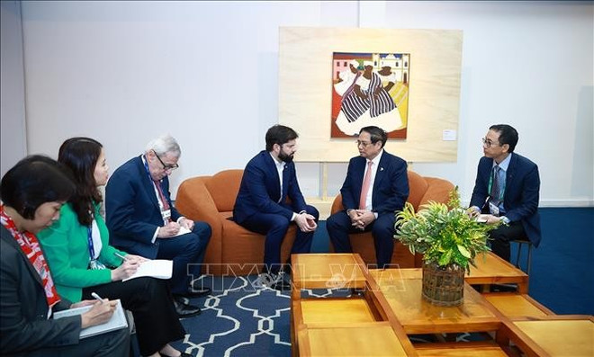 Le Premier ministre Pham Minh Chinh (droite) rencontre e président chilien Gabriel Boric Font, à Rio de Janeiro. Photo : VNA chili-2.jpg