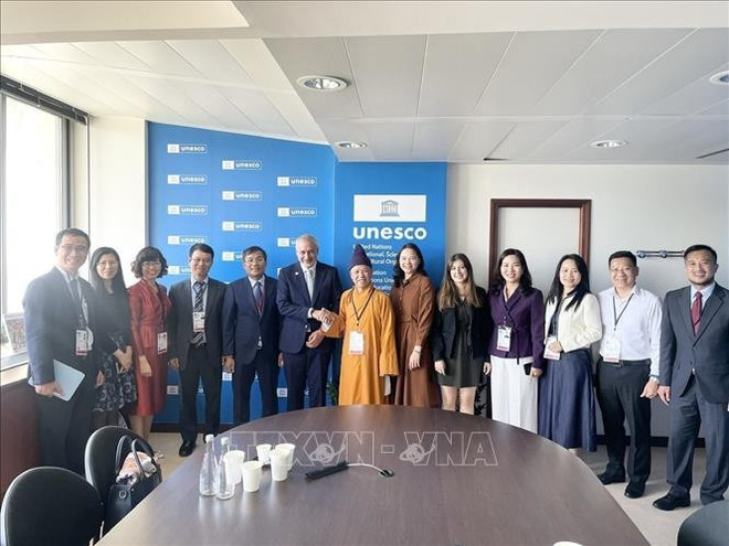 Nguyên Minh Vu, vice-ministre permanent des Affaires étrangères et président du Comité national de l’UNESCO du Vietnamtravaille travaille avec l'assistante du directeur général de l'UNESCO chargée de la culture, Ernesto Ottone Ramirez. Photo : VNA tiep-xuc.jpg