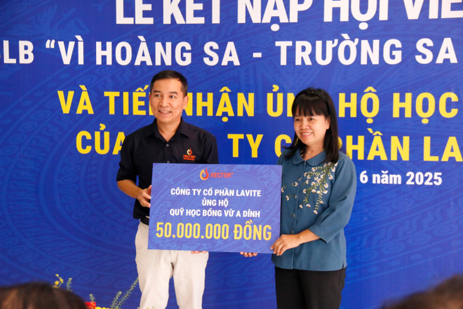 La société par actions Lavite fait un don de 50 millions de dongs au Fonds de bourses d'études Vu A Dinh. Photo : VNA 2.jpg