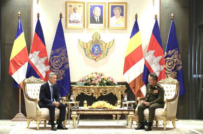 L'ambassadeur Nguyen Minh Vu est allé saluer le général Tea Seiha, membre du Comité permanent du PPC, vice-Premier ministre et ministre de la Défense du Cambodge. Photo : VNA cpc2.jpg