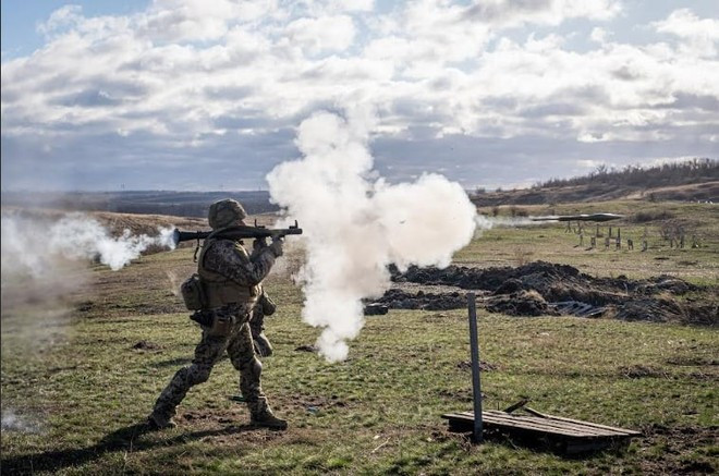 Un soldat ukrainien lors d'un combat avec l'armée russe à la périphérie de la ville de Pokrovsk à Donetsk, le 18 décembre 2024. Photo : AA/VNA 222.jpg
