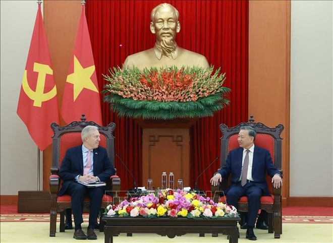 Le secrétaire général du Comité central du Parti communiste du Vietnam To Lam (droite) et le PDG du Conseil des affaires États-Unis-ASEAN, Ted Osius. Photo : VNA to-lam.jpg