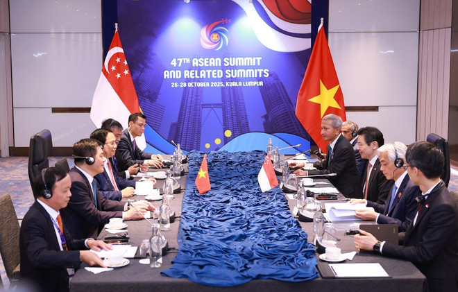 Le Premier ministre vietnamien Pham Minh Chinh (gauche) et son homologue singapourien Lawrence Wong ont eu, dans la matinée du 28 octobre à Kuala Lumpur, leur deuxième rencontre annuelle. Photo : VNA vn-sing2.jpg