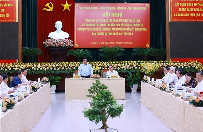 Le Premier ministre Pham Minh Chinh, chef de la mission de contrôle n° 1908 du Bureau Politique et du Secrétariat, a présidé une réunion pour approuver le projet de rapport concernant les permanences des Comités provinciaux/municipaux du Parti de Hô Chi Minh-Ville, de Binh Duong et de Ba Ria - Vung Tau. Photo : VNA reunion.jpg
