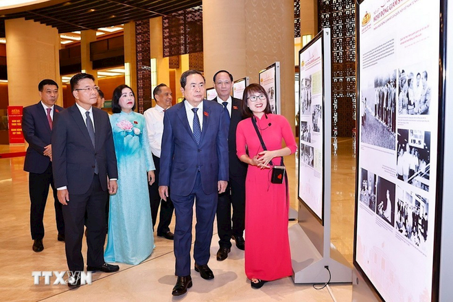 Le président de l'Assemblée nationale, Trân Thanh Mân et des délégués visitent une exposition de photos sur les activités de surpervision de l'Assemblée nationale. Photo : VNA man-2.png
