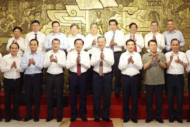 Le secrétaire général du Comité central du Parti communiste du Vietnam To Lam travaille avec la Commission centrale des affaires intérieures du Parti. Photo : VNA lv.jpg