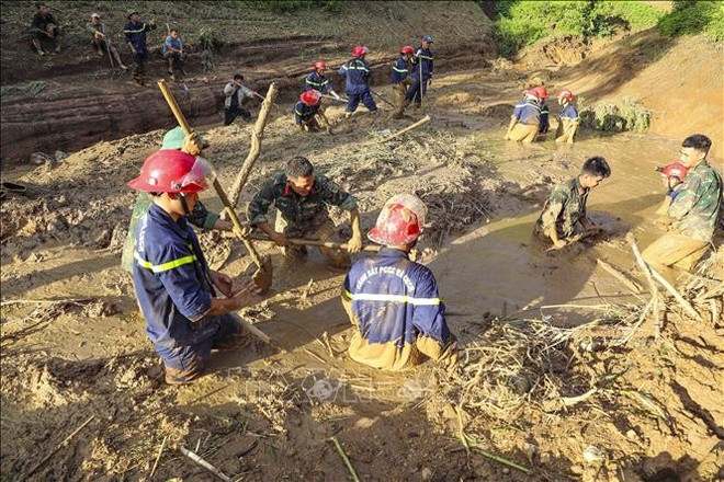 Des forces compétentes recherchent des disparus. Photo : VNA recherche.jpg