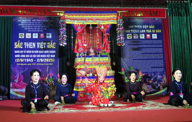 Des artistes, dont l'artiste populaire Nong Thi Lim, province de Lang Son (en rouge), interprètent un extrait du rituel « Luom coc bjoóc - le vun hoa », un rituel Then de l'ethnie Tay. Photo : VNA then-2.jpg