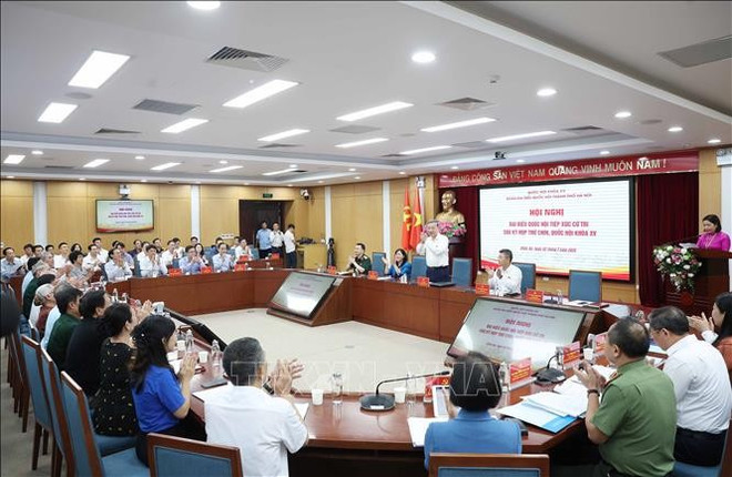 Le secrétaire général du Comité central du Parti communiste du Vietnam To Lam rencontre des électeurs de Hanoï. ¨Photo : VNA to-lam-2.jpg
