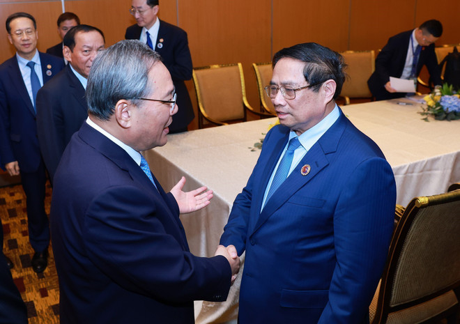 Le Premier ministre Pham Minh Chinh (droite) et le Premier ministre chinois Li Qiang à Kuala Lumpur. Photo : VNA ly-cuong.jpg