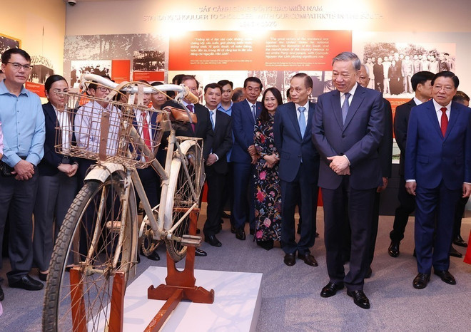Le secrétaire général du Parti, To Lam, visite l'exposition. Photo : VNA trien-lam.jpg