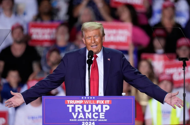 Le candidat républicain Donald Trump lors de la campagne électorale à Van Andel Arena, le 5 novembre 2024. Photo : AP/VNA 10-su-kien-quoc-te-2.jpg