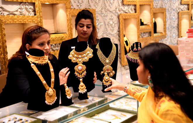 Des gens achètent des bijoux en or dans un magasin à Bhopal, en Inde. Photo : Xinhua/VNA 10-su-kien-quoc-te-7.jpg