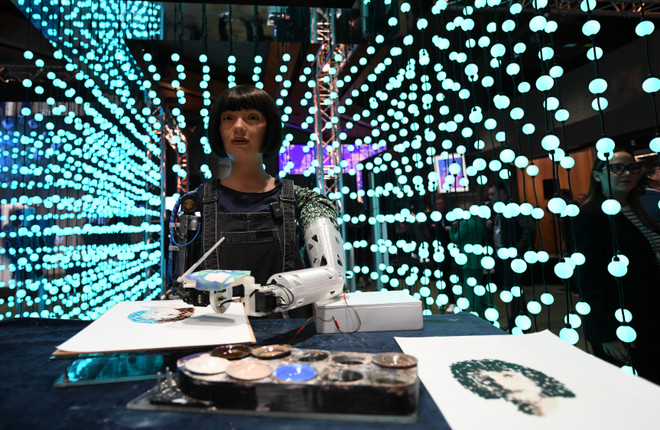 L'artiste robot Ai-Da peint au Sommet mondial de l'intelligence artificielle à Genève, en Suisse, le 30 mai 2024. Photo : Xnhua/VNA 10-su-kien-quoc-te-9-ava.jpg