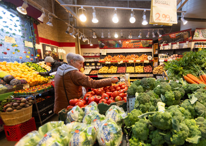 Des consommateurs font leurs courses dans un marché à Toronto, au Canada. Photo : Xinhua/VNA 10-su-kien-quoc-te-5.jpg
