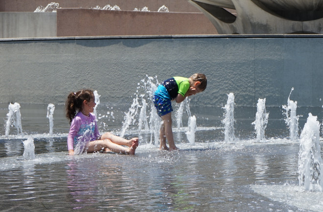 Des enfants se rafraîchissent à une fontaine en Californie, aux États-Unis. Xinhua/VNA 10-su-kien-quoc-te-6.jpg