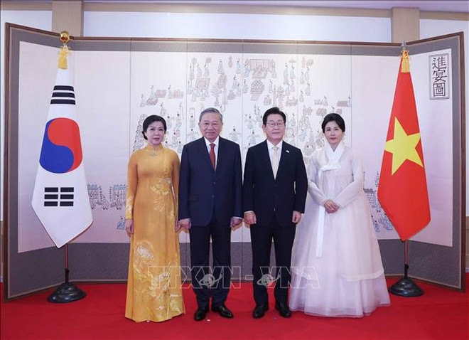 Le président Lee Jae Myung et son épouse accueillent le secrétaire général du Parti Tô Lâm et son épouse (gauche). Photo : VNA hq.jpg